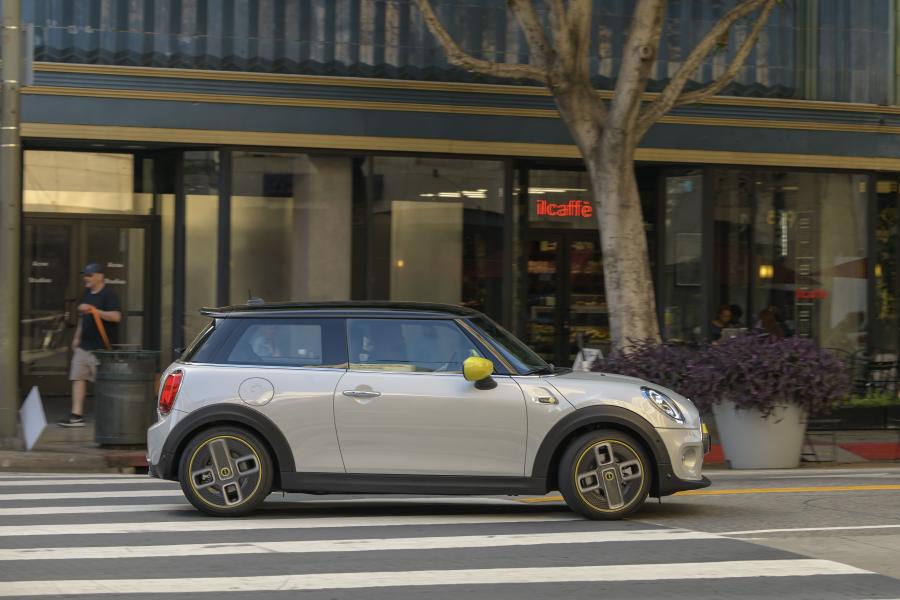  Mini Cooper SE (F56) 2019 года  (WW) (фото 3 из 132)